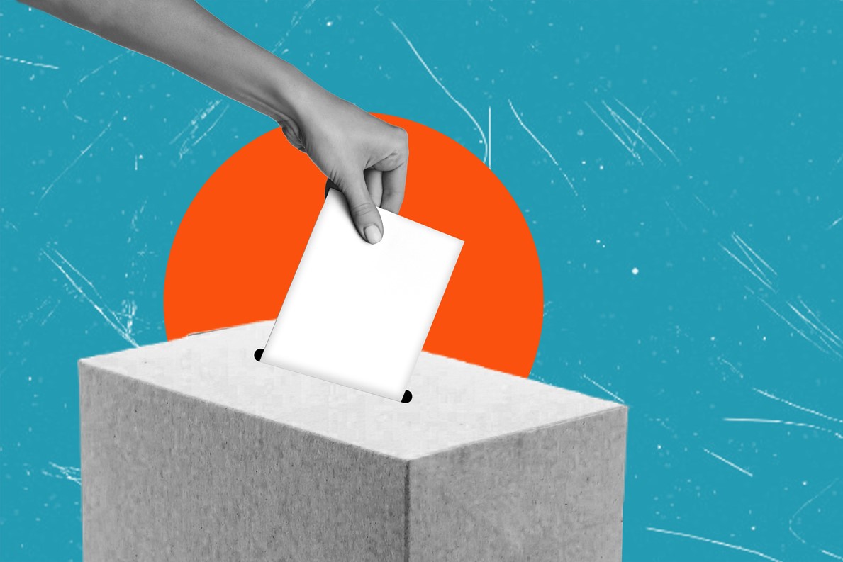 Una fotografía de una persona colocando una papeleta en una urna.