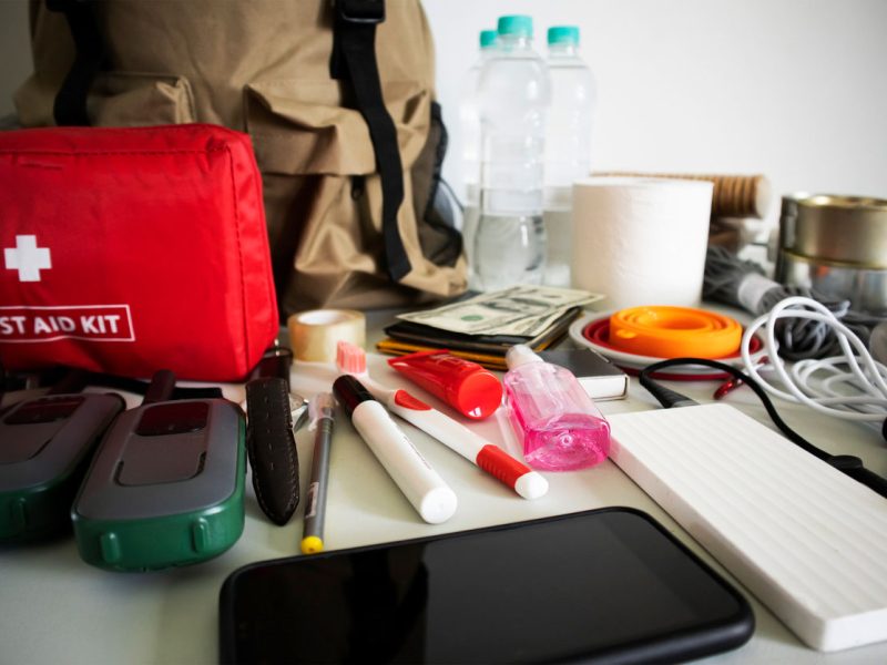 Artículos de preparación variados, como un botiquín de primeros auxilios, agua, walkie-talkies y dinero en efectivo.